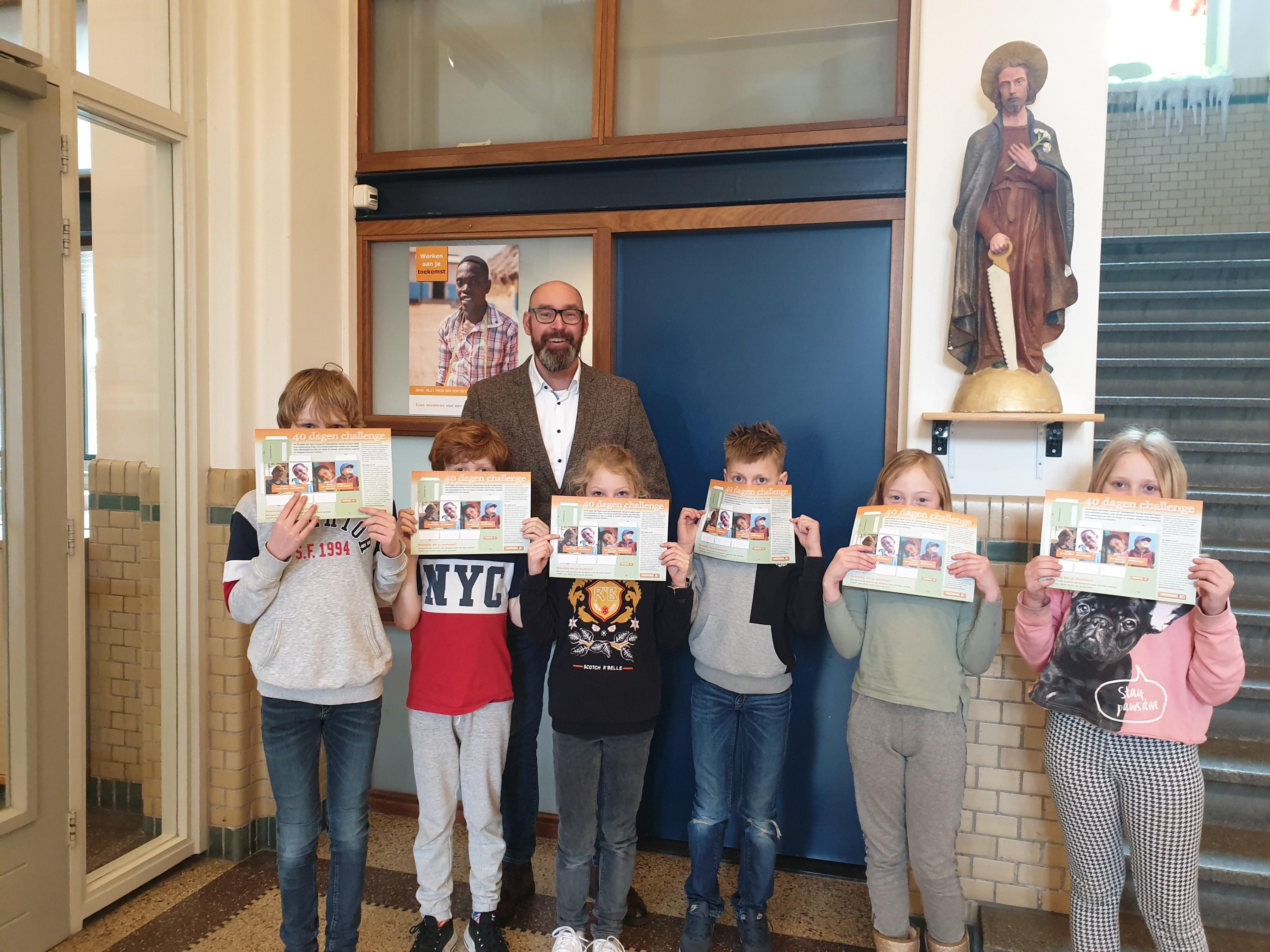 kinderen met vastendoosjes in actie voor Vastenactie