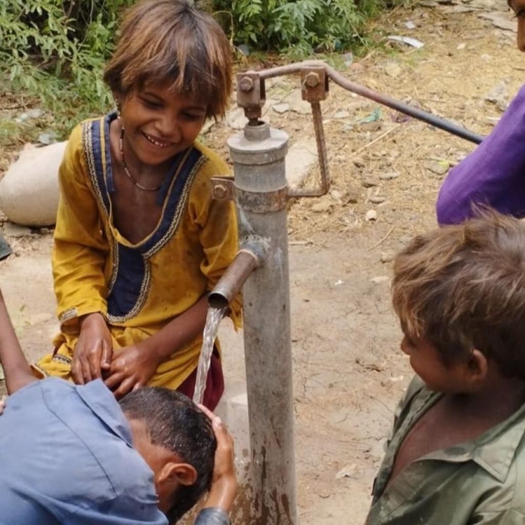 Kinderen bij nieuwe waterpomp