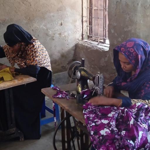 vrouwen in Bangladesh leren kleding maken