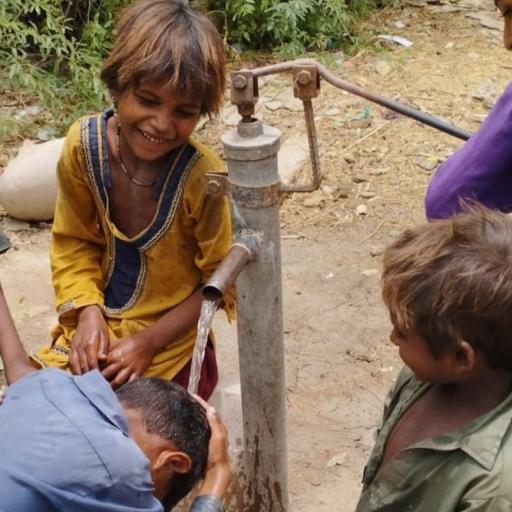 Kinderen bij nieuwe waterpomp