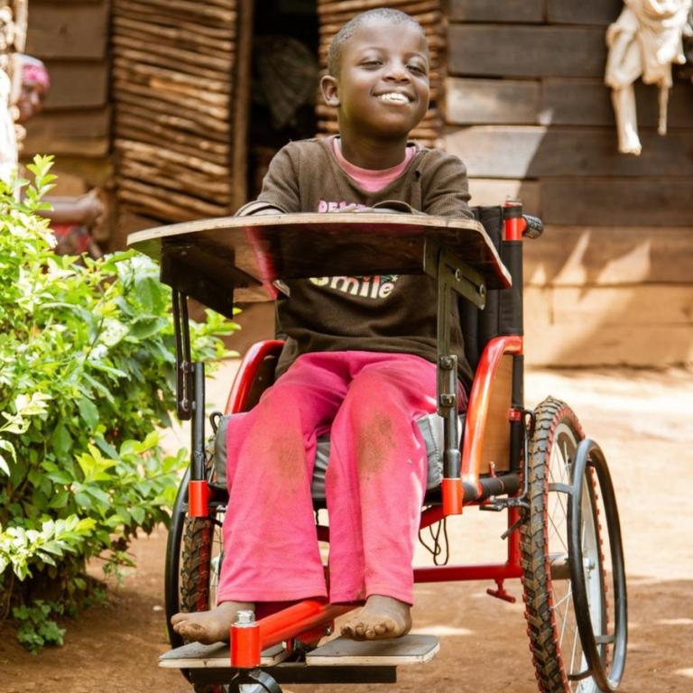 2395 Tanzania project kind in een rolstoel