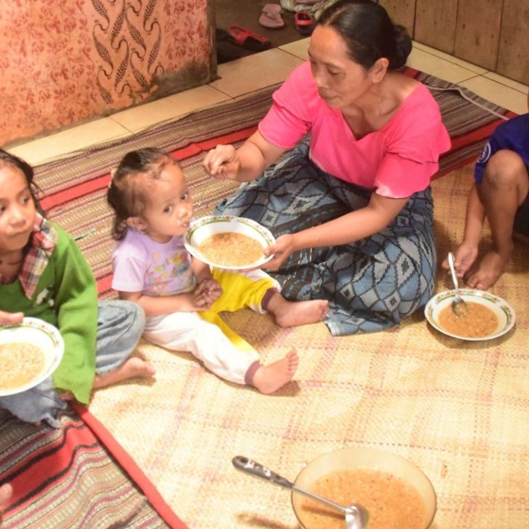 Kinderen eten sorghumpap