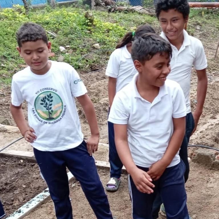 Kinderen krijgen moestuinles in Nicaragua
