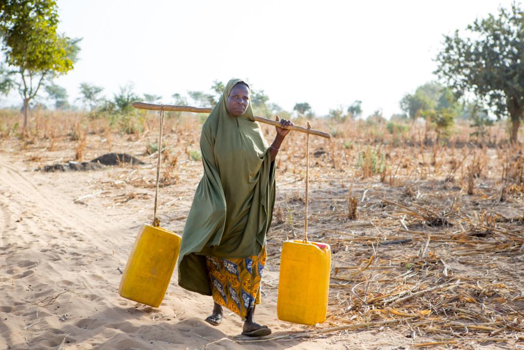 Zalia-met-zware-jerrycan-sahel-niger