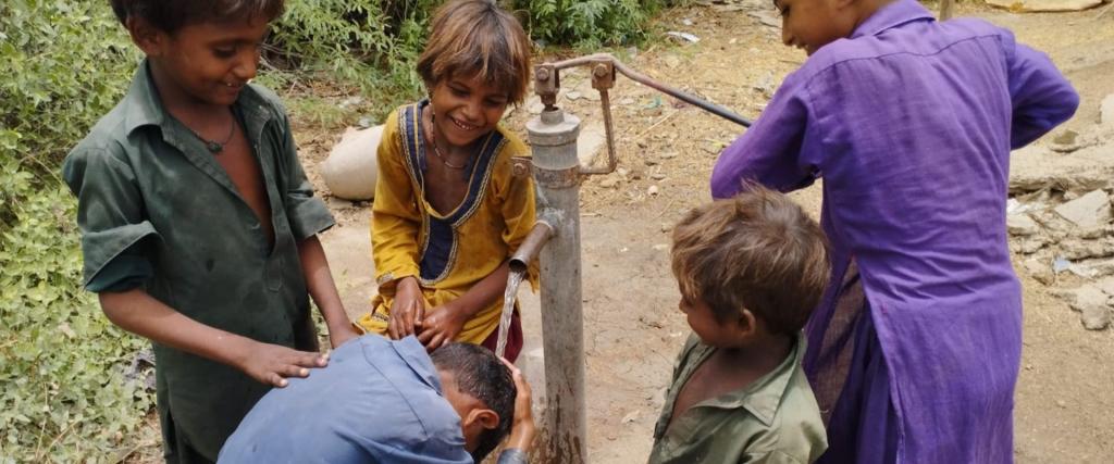 Kinderen bij nieuwe waterpomp