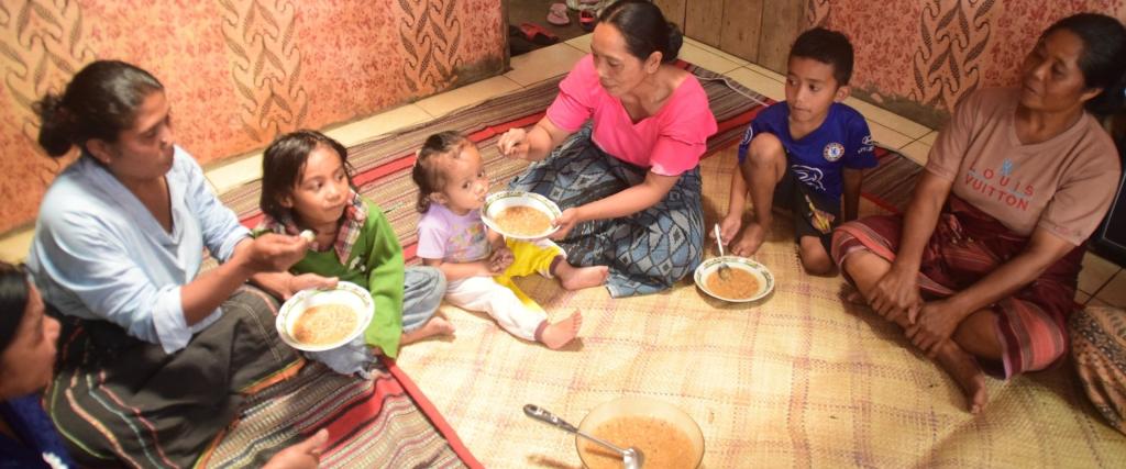 Kinderen eten sorghumpap